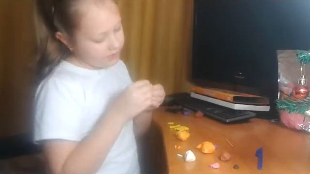 Развивающее видео для детей. Наташа и пластилин. Лепка из пластилина. Лепим жирафа. смотреть онлайн