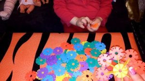 Собираем цветочек из круглого конструктора / Creating flowers from round lego