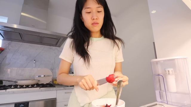 comfort thoughts & meals | what I eat in a day (simple & easy) ft. changing mindsets & family views смотреть онлайн