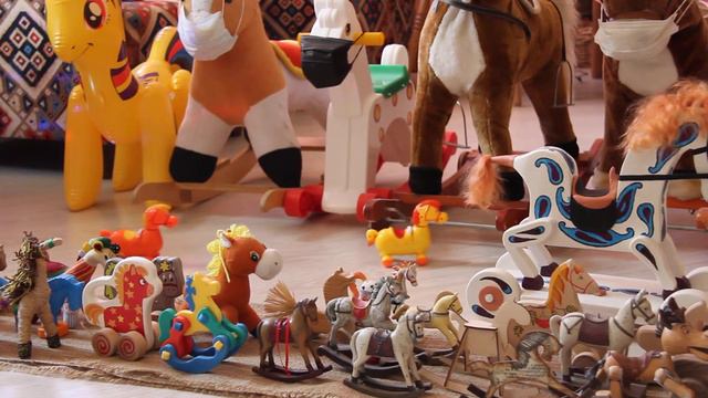 Первомайский парад игрушечных лошадок