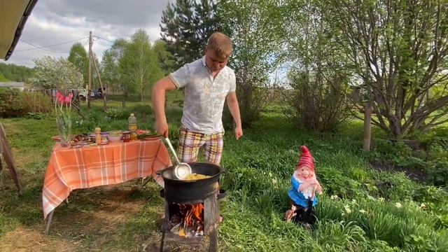 Утка с овощами в томатном соусе в казане на костре смотреть онлайн