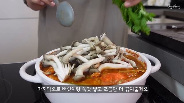 ENG) 바삭한 야채 튀김과? 꽃게탕 만들어 먹고?, 제철 자두청 만드는 자취일상ㅣ구독자이벤트?, 방청소, 팽이버섯튀김, 제육볶음, 해물 짜장, 오징어젓갈볶음밥, 골뱅이 쫄면 смотреть онлайн