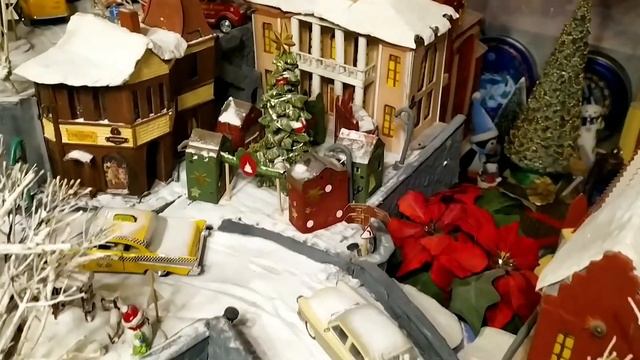 Макет города с домиками, машинками, мостиком и часами на тему "Рождество" от Рамзи смотреть онлайн