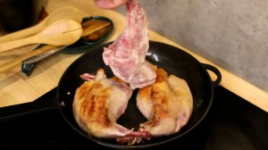 Показываю как вкусно приготовить кролика в духовке.