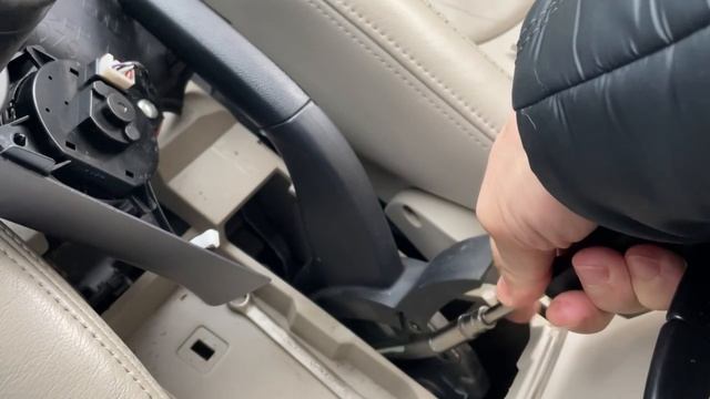 Аутлендер XL. ПОДТЯГИВАЕМ РУЧНИК без снятия колёс