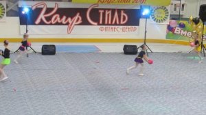 детский танец с мячом