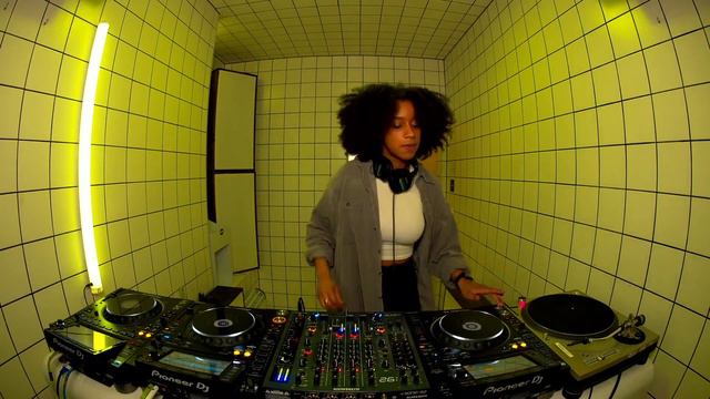 803 Crystal Grooves - Natalie Robinson | HÖR - Feb 16 / 2023 смотреть онлайн