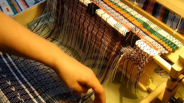 Обработка бахромы коврика узлом Клеверный лист смотреть онлайн