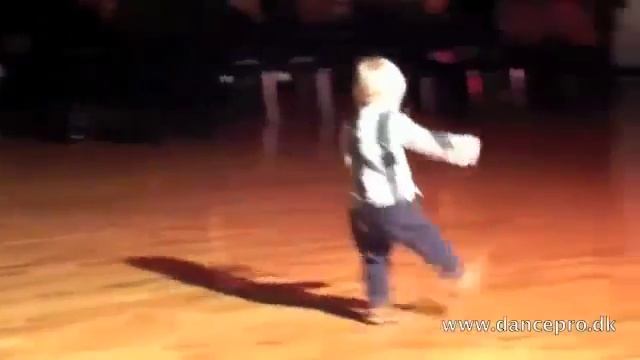 2 летний малыш танцует Пасодобль! смотреть онлайн