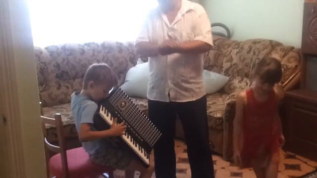 КРУТО играет смотреть онлайн