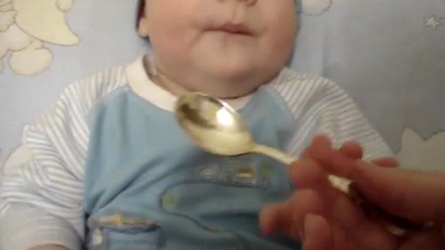 Первый в жизни прикорм - ровно 7 месяцев смотреть онлайн