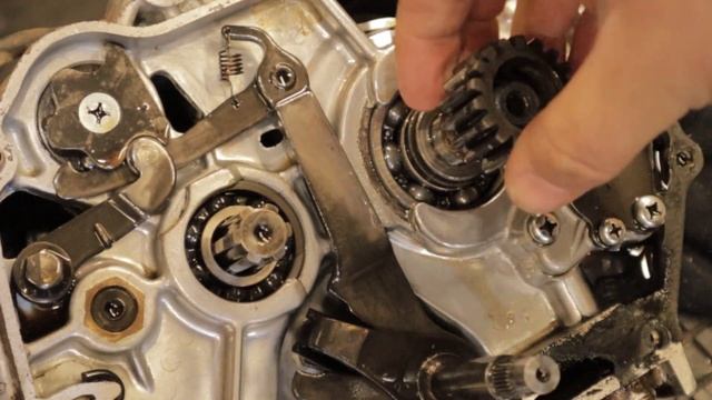 What's inside a 1969 Honda 70cc Engine? смотреть онлайн