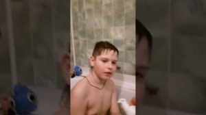 В ванной ,ныряю с бурлящим шаром и мусс пеной)