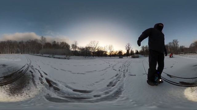Видео 360! VR. Inmotion V8F по снежным горкам. 20.11.2020 Санкт-Петербург Парк-Победы. Начало зимы! смотреть онлайн