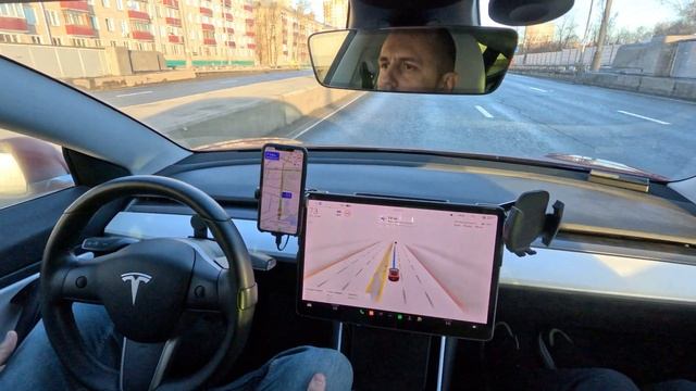 Работа полного «автопилота» FSD Beta от Tesla на дорогах Москвы смотреть онлайн