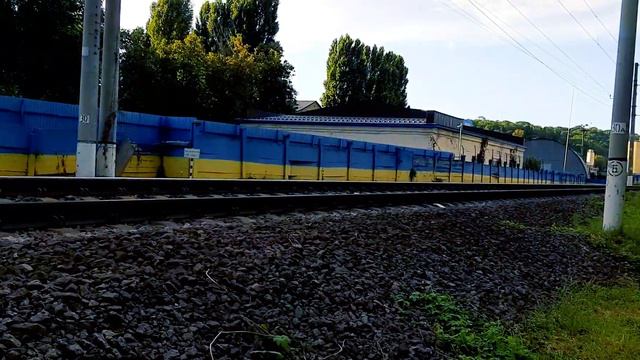 Электровоз ЧС4 с поездом 10 "Приазовье" Киев - Мариуполь смотреть онлайн