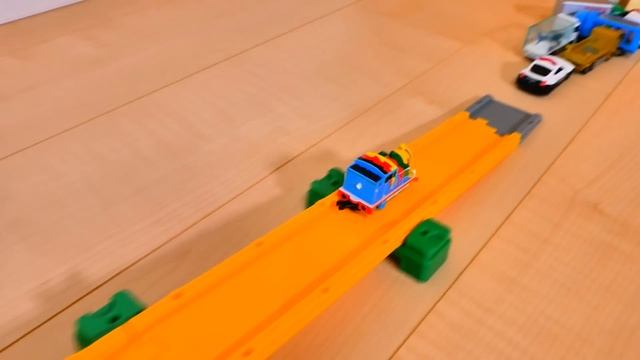 Box Full of Working Cars and Vehicles Model Tomica Drive A Steep Hill смотреть онлайн