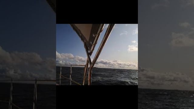 Под парусами на яхте Надежда по Финскому заливу смотреть онлайн