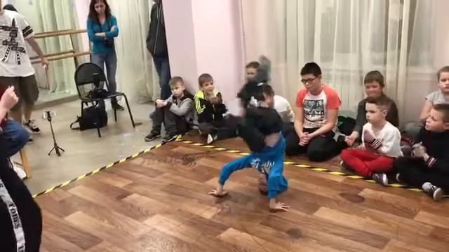 Батл по брейк дансу замес среди своих , танцую только я других я не снимал смотреть онлайн