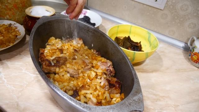 Готуємо капусту з ребрами в печі та пампушки на плиті смотреть онлайн