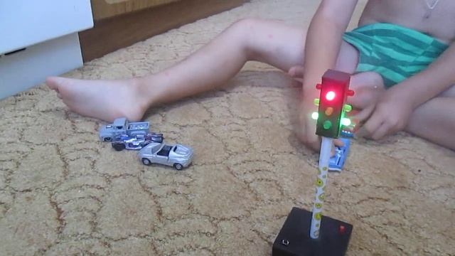 Светофор на ATtiny 2313 смотреть онлайн