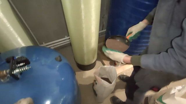 Как Засыпать Колонны Водоочистки СВОИМИ РУКАМИ. Загрузка фильтрующего материала в баллон.