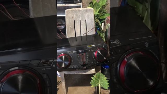 LG CJ88 vs SONY shake 66d bass test (animals ) смотреть онлайн