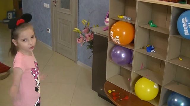 Полина играет с разноцветными шарами и учит цвета смотреть онлайн