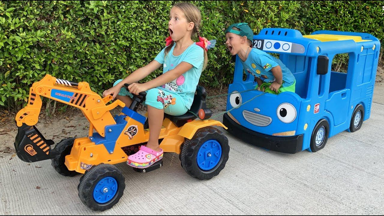 София помогает маленькому автобусу на песке смотреть онлайн