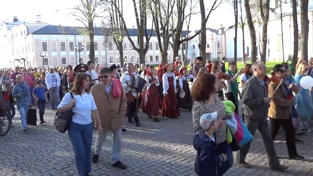Костюмированный парад. Духовой оркестр. Ганзейские дни. Великий Новгород, кремль смотреть онлайн