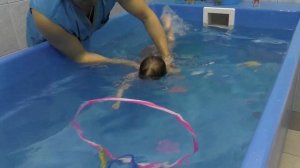 Дети в бассейне. Варвара учится плавать в бассейне, прыгает, плавает и ныряет в воду.