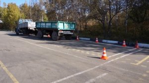 Параллельная парковка грузовика с прицепом "СЕ"