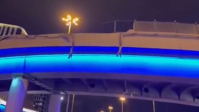 В Москве на Ленинградском проспекте грузовик упал с эстакады. Не вписался в поворот. смотреть онлайн