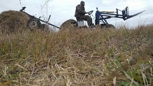 Прицеп для транспортировки сена в рулонах.