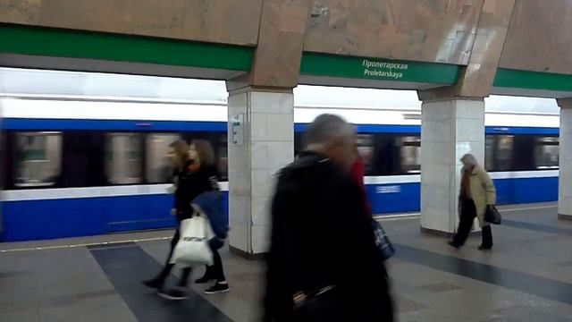 Люди пошли на станцию Пролетарская смотреть онлайн
