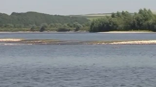 Мужчина героически спас двух утопающих подростков смотреть онлайн