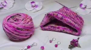 На спицах много процессов. Готовы новые варежки. Посылка с красивыми и интересными помощниками.