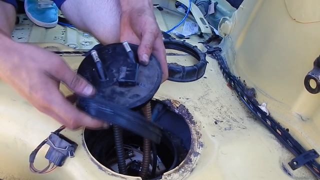 VW GOLF 3 BENZINPUMPE AUSBAUEN / WECHSELN TUTORIAL смотреть онлайн