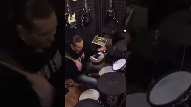 Играем вечные хиты и на заказ! Барабанные минутки. 21-05-16 смотреть онлайн