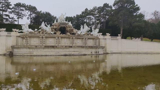 Walk around the Water Place. Neptune Fountain at the foot of the Gloriette Hill at Schönbrunn Palac смотреть онлайн