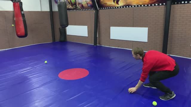 "Поймай 3 мяча от стены" - игровое упражнение смотреть онлайн