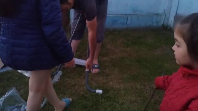 Распаковка и сборка лестницы в Бассейн смотреть онлайн