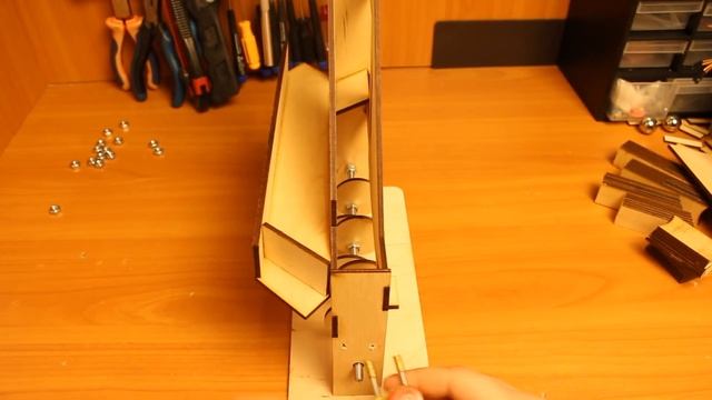 МАШИНА ДЛЯ ПОДНЯТИЯ ШАРИКОВ СТУПЕНЬКАМИ смотреть онлайн