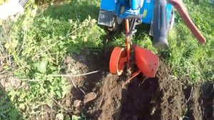 Пашем мотоблоком Нева!Самодельный Плуг с опорным колесом!