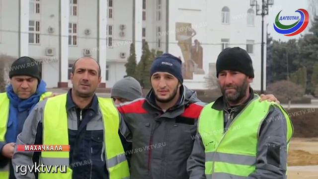 Абдулрашид Садулаев заложил гранитную плиту на центральной площади Махачкалы смотреть онлайн