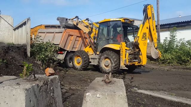 Погрузка шлака на строительном объекте. Новосибирск #ПГСНСК смотреть онлайн