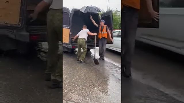 В Таганроге кидают лопатами асфальт в лужи. смотреть онлайн