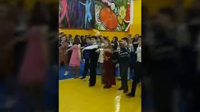 Осенний бал в 6-7 классах. 6Е класс "Осенний бал",танец. смотреть онлайн