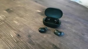 Почему работает только один беспроводной наушник?