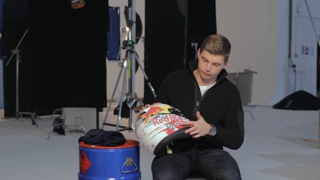 Max Verstappen Reveals His 2019 Race Helmet смотреть онлайн